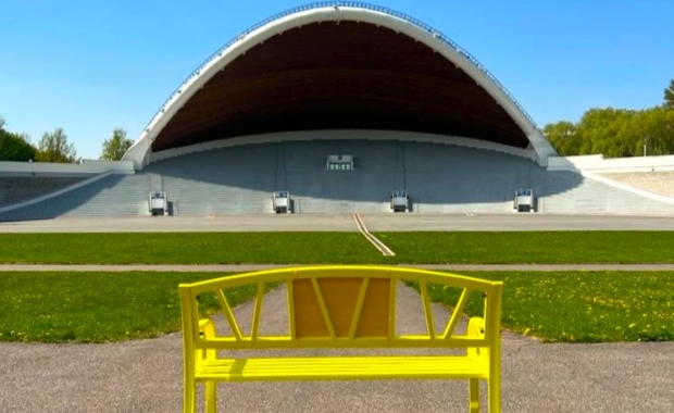 ed_sheeran_yellow_bench_tallinna_lauluvaljak